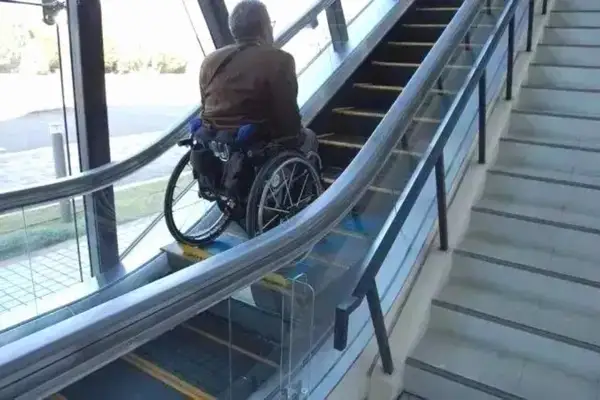 Wheelchair-accessible escalators